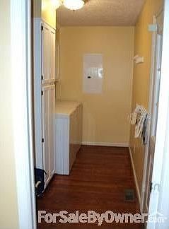 Laundry Room : 11' X 6'