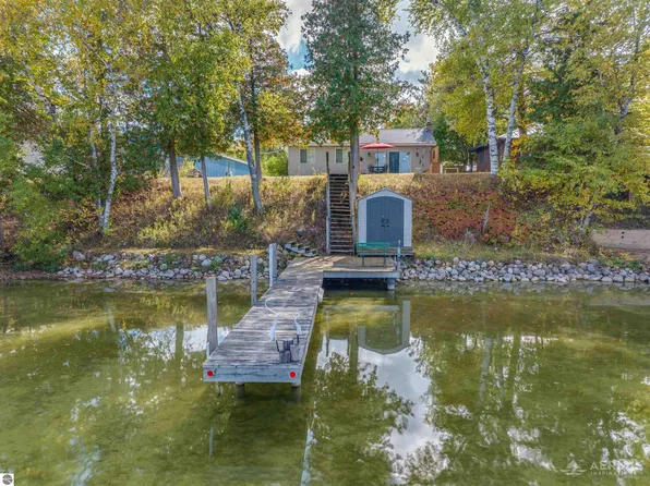 1024 W Lake Dr, West Branch, MI 48661