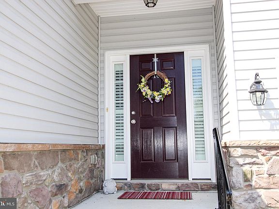 3rd image of 10 Elm Ave