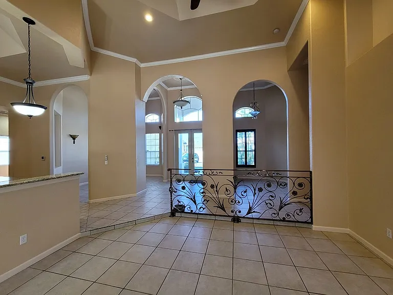 3323 SW 27th Pl — Photo 3