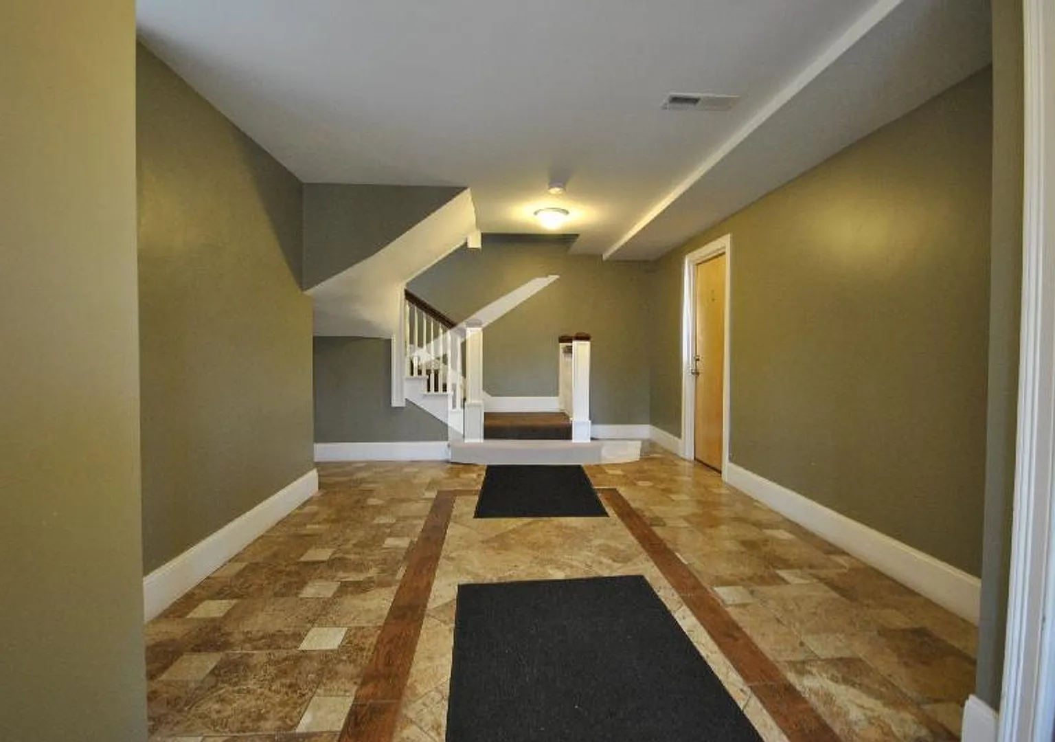 Huge pet friendly 4 bed 2 bath unit in Brookline. — Photo 4