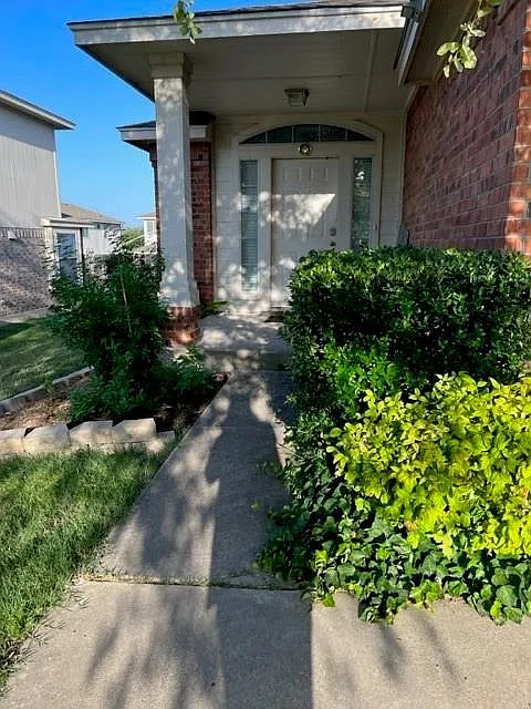 3 bed, 2.0 bath, 1346 sqft, $1,925 — Photo 2