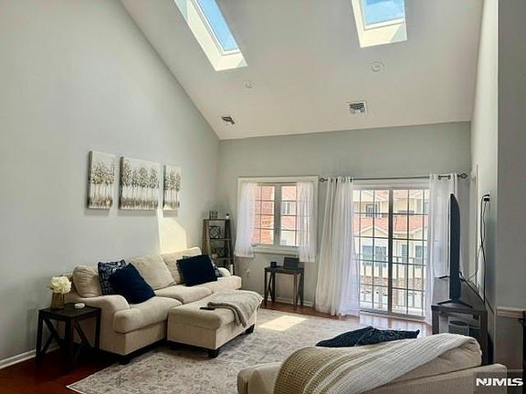 4th image of 105 Roseland Ave Unit 304