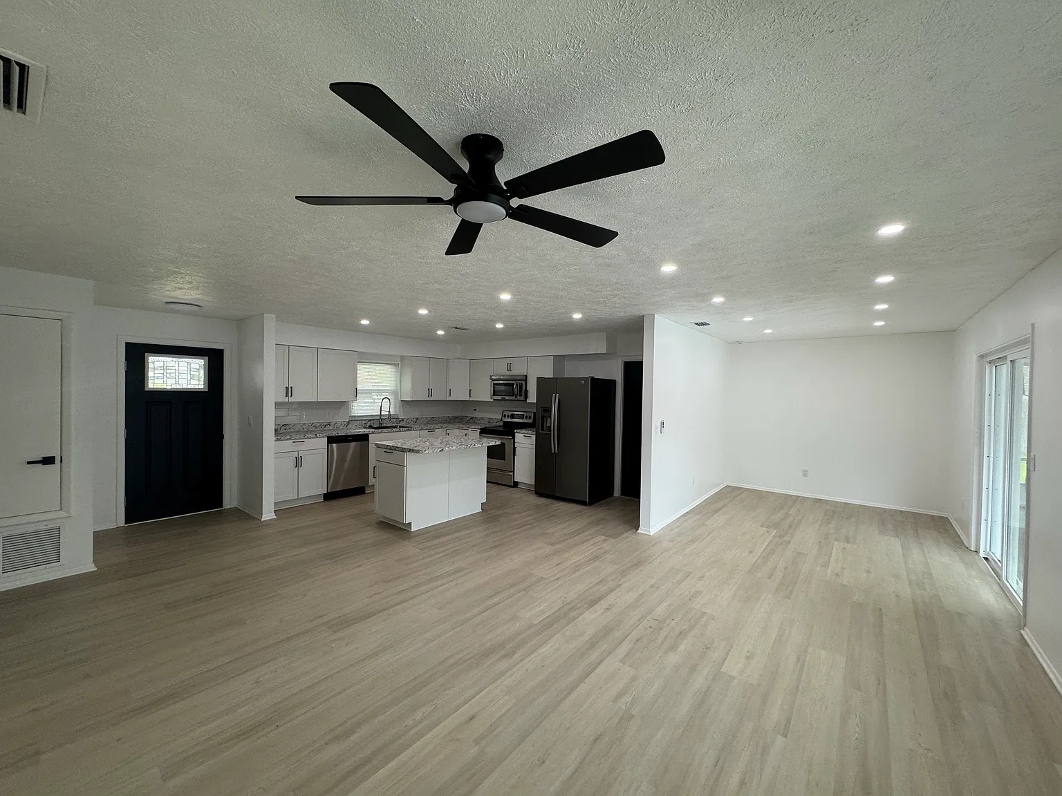 3 bed, 1363 sqft, $3,250 — Photo 4