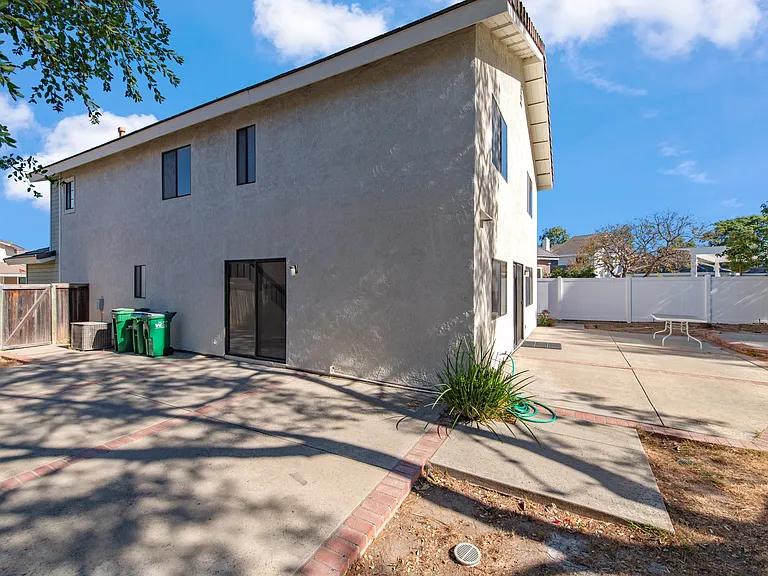 24 Silkberry — Photo 14