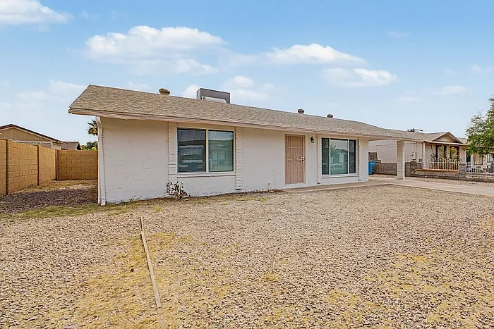 8819 W Avalon Dr — Photo 2