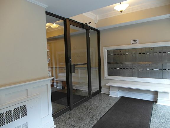 4th image of 900 W Fullerton Ave APT 2C
