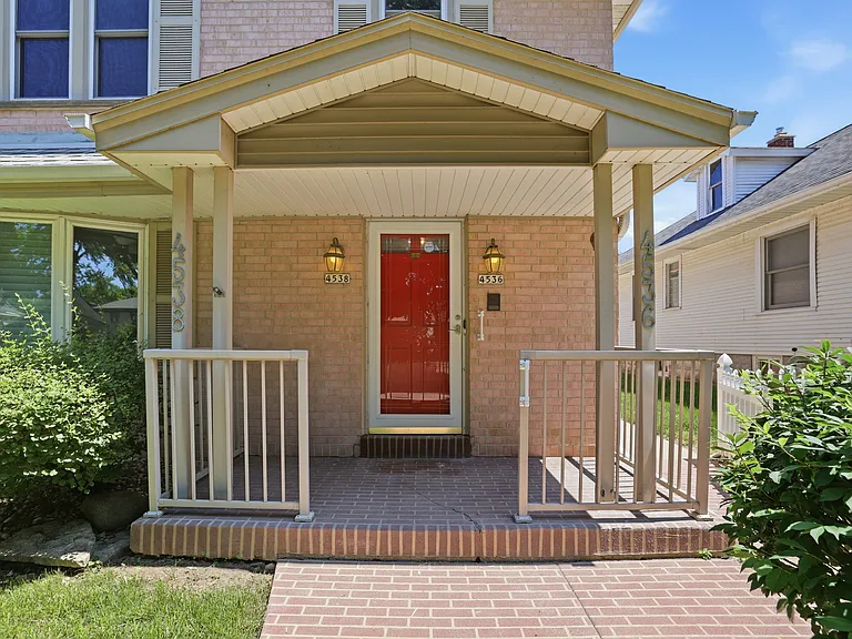 4536 N Larkin St — Photo 2