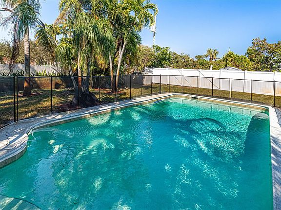4th image of 2241 SW 38th Avenue