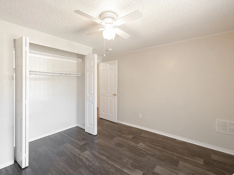 Crystal Court Apartments — Photo 51