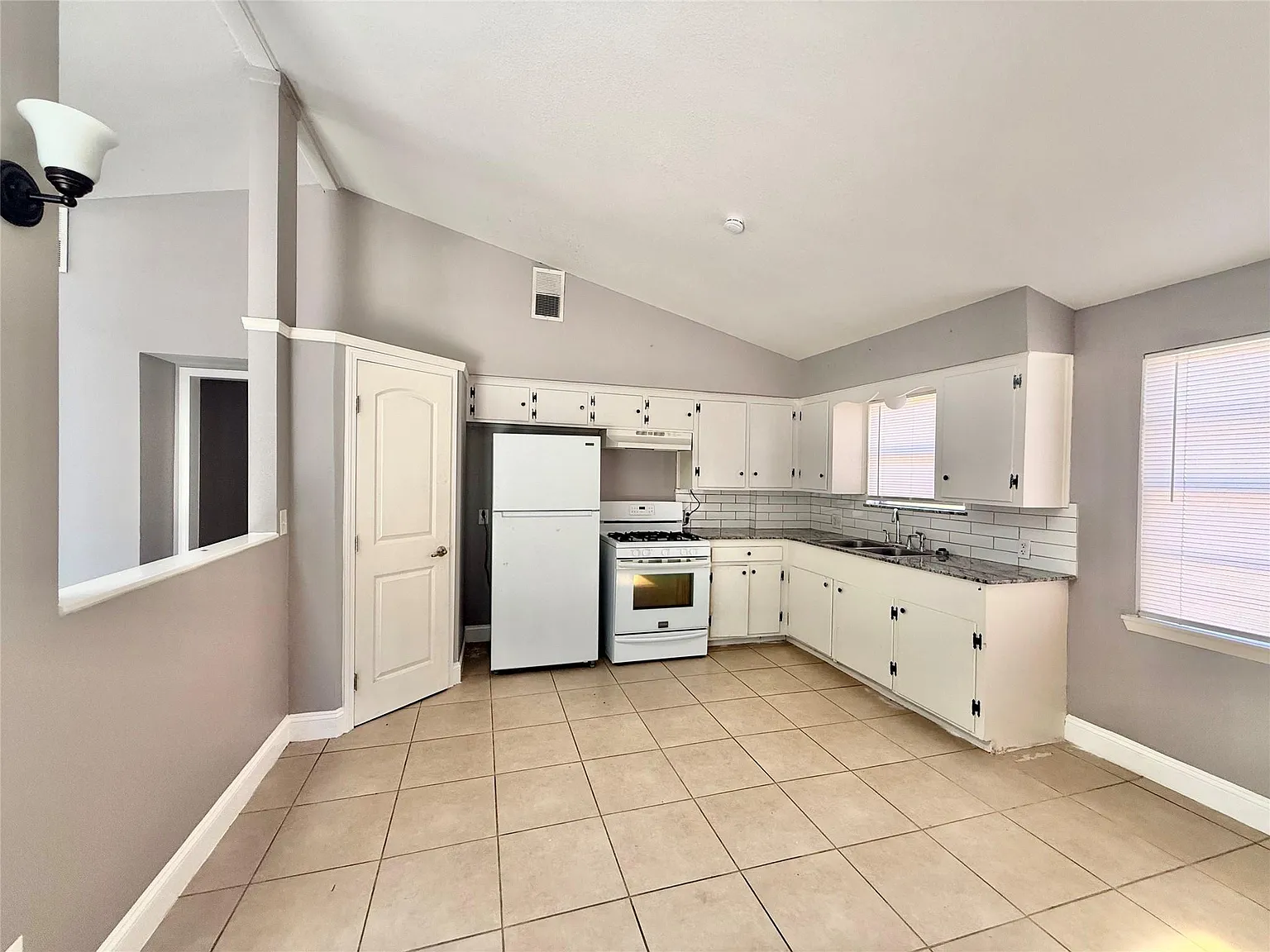 3 bed, 2.0 bath, $1,600 — Photo 2