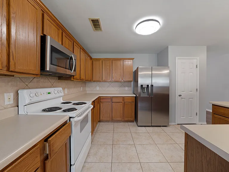 2105 Arthur St — Photo 10