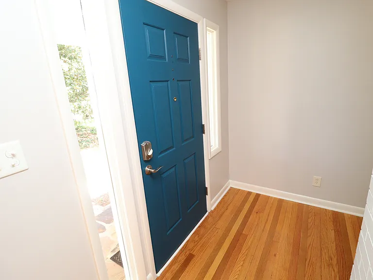 1009 Dogwood Ln — Photo 2