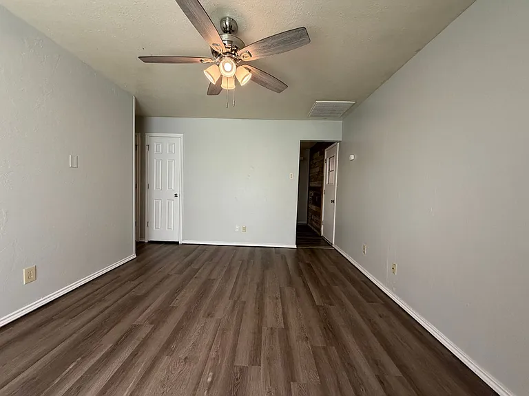 205 S Meadow Ln — Photo 4
