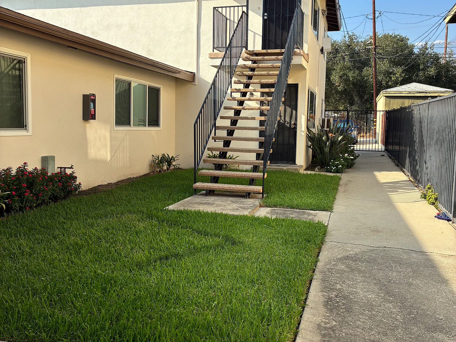 2 bed, 900 sqft, $2,400 — Photo 2