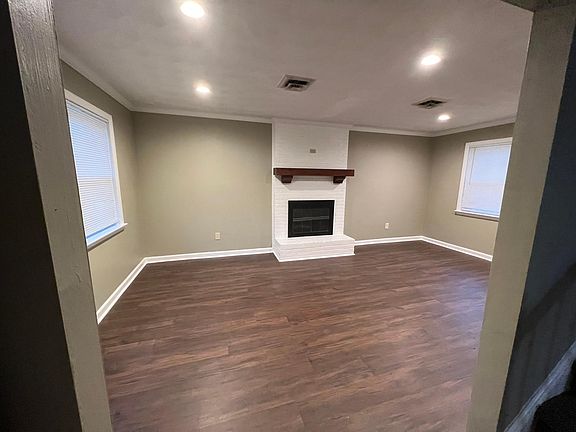 3rd image of 806 S Buckingham Ct