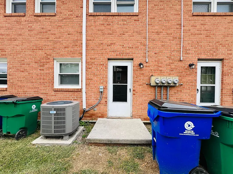 2 Bedroom, 1 Bath Apartment — Photo 56