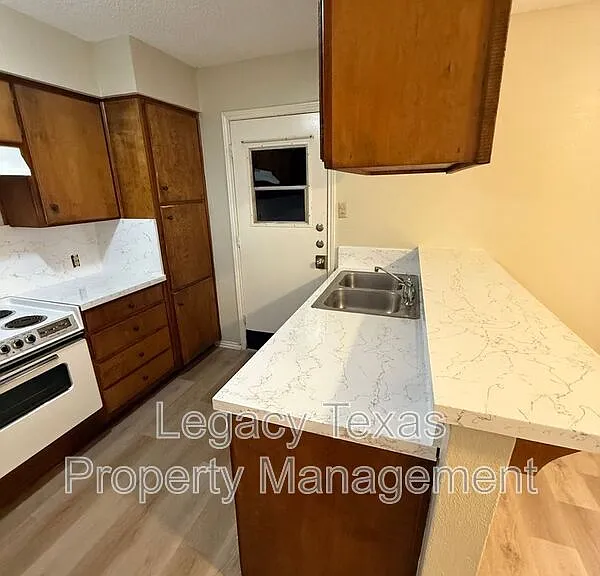 1118 N Nolan River Rd #A — Photo 3