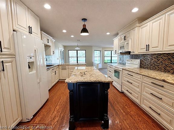 3rd image of 2425 Country Club Rd