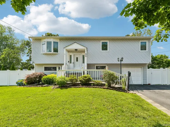 22 Liberty Avenue, Selden, NY 11784