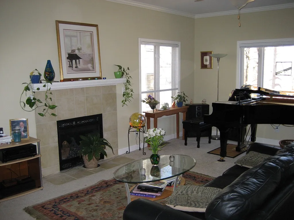 3 bed, 2458 sqft, $2,500 — Photo 2
