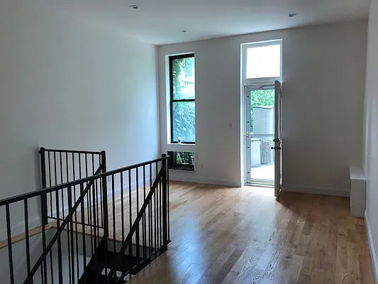 Rented by Salon Realty Corp | media 35