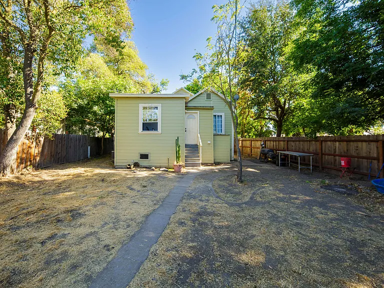 303 E Arcade St — Photo 23