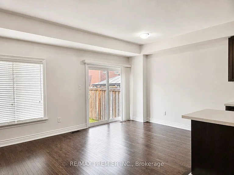 34 Arnold Cres — Photo 5