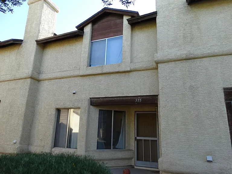 555 Kristin Ln — Photo 2