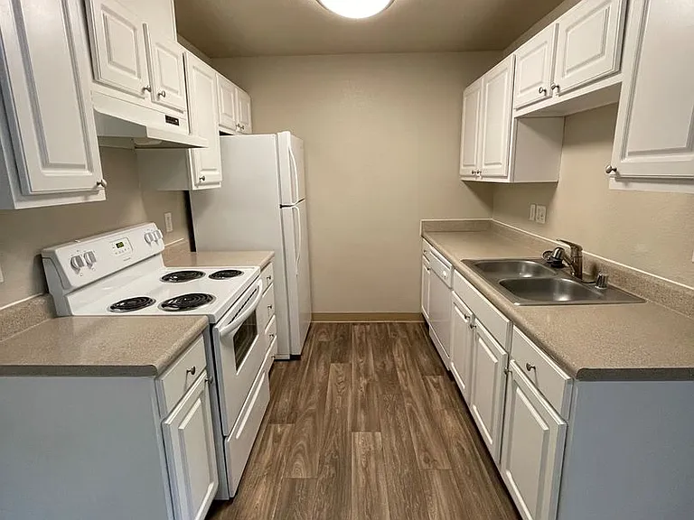 Signature Apartments — Photo 20