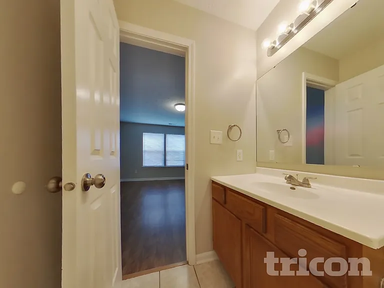 1064 Halifax Ln — Photo 7