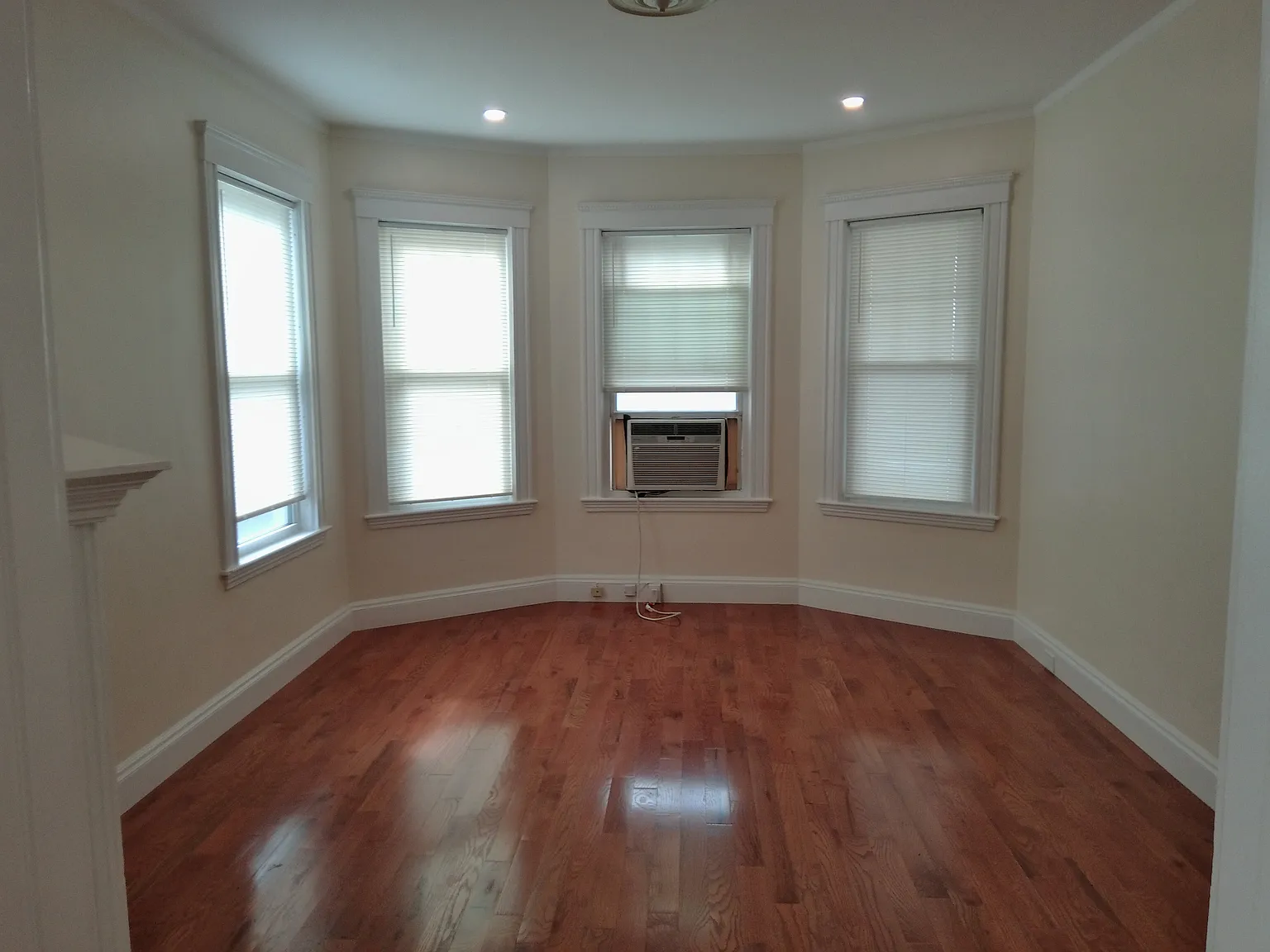 3 bed, 1.5 bath, 1700 sqft, $3,300 — Photo 3