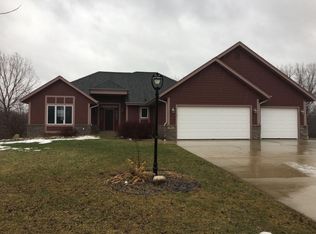 981 W Violet Dr, Oak Creek, WI 53154