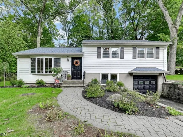 83 Grove St, Oakland Boro, NJ 07436
