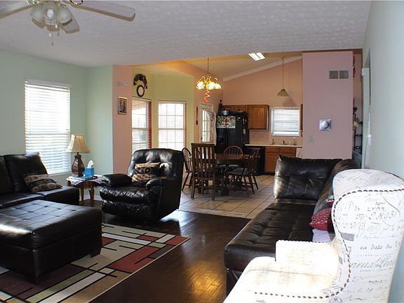 4th image of 592 Sherman Dr