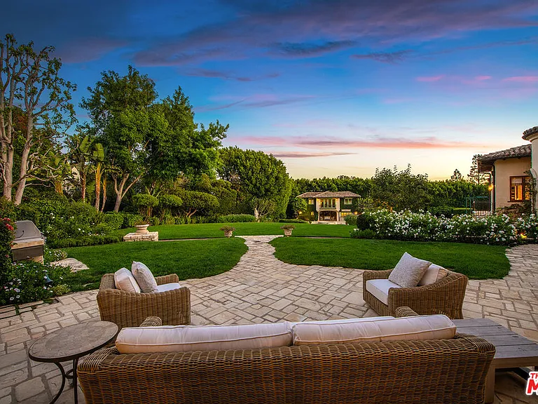 1550 Amalfi Dr — Photo 47