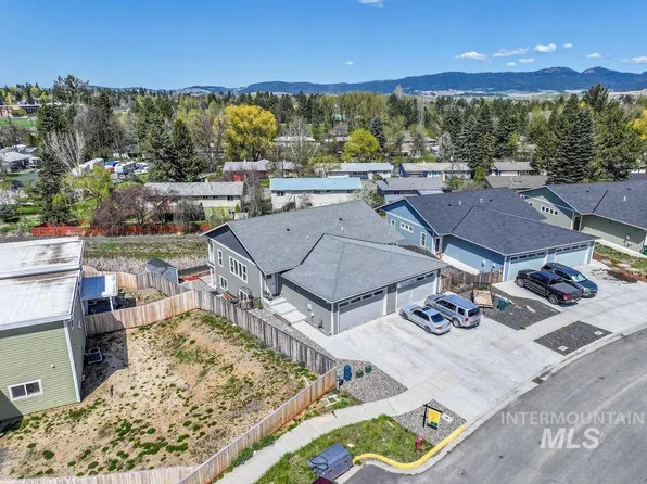 1736 E 3rd St, Moscow, ID 83843