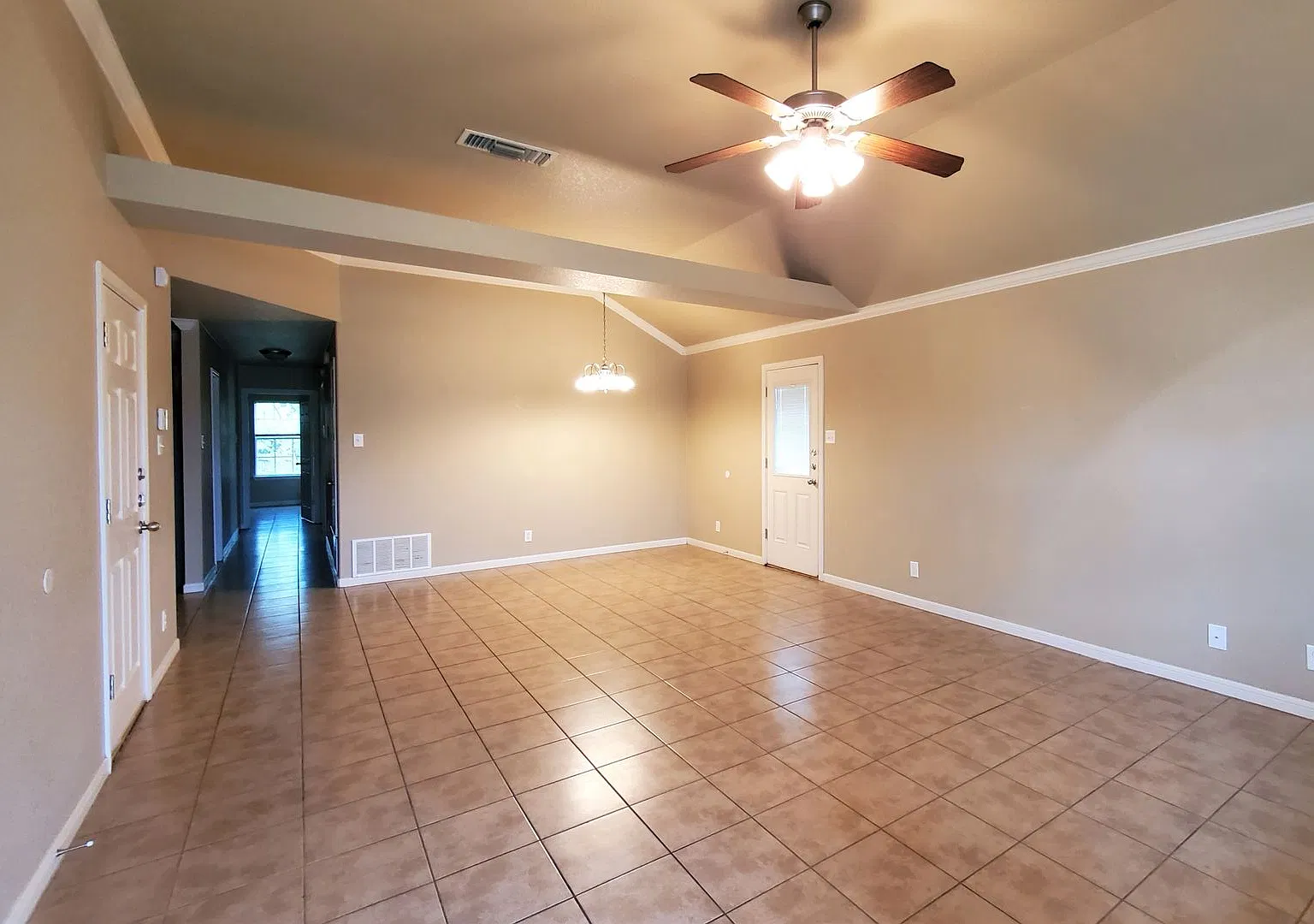 1302 Powder River Dr — Photo 2