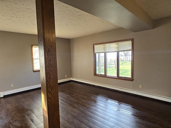 4th image of 726 W 2nd St #11185250