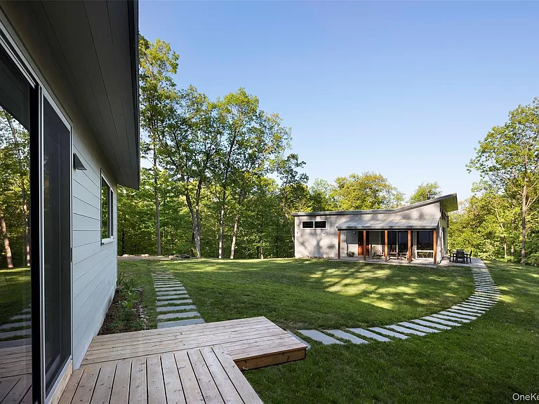 425 Lake Dr — Photo 3