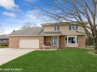 8226 Plum Dr, Urbandale, IA 50322