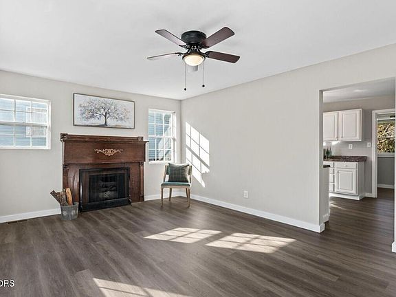 5th image of 3745 Catalpa Ave