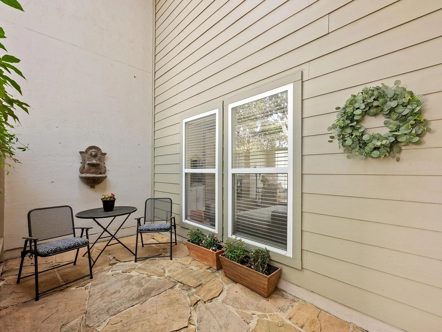 3 bed, 2.0 bath, 2130 sqft, $2,600 — Photo 3
