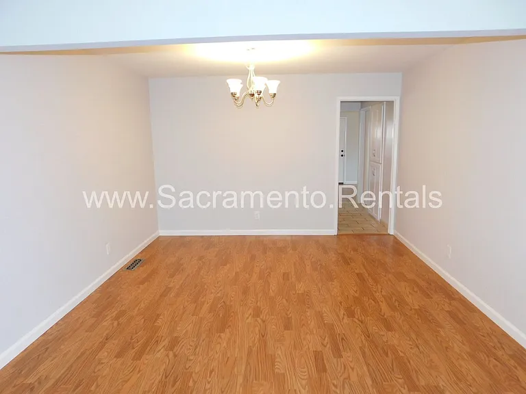 2637 Latham Dr — Photo 7