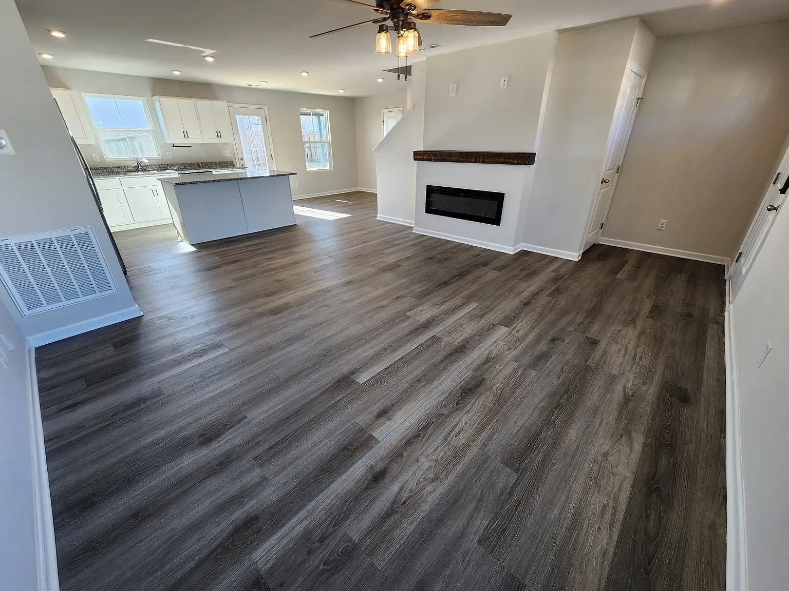 4 bed, 2.5 bath, 1900 sqft, $2,650 — Photo 4