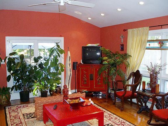 greqat room with cathedral ceilings