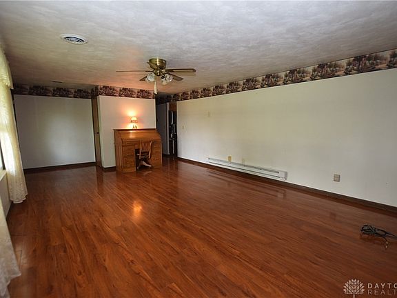 5th image of 4035 Walnut Grove Cir
