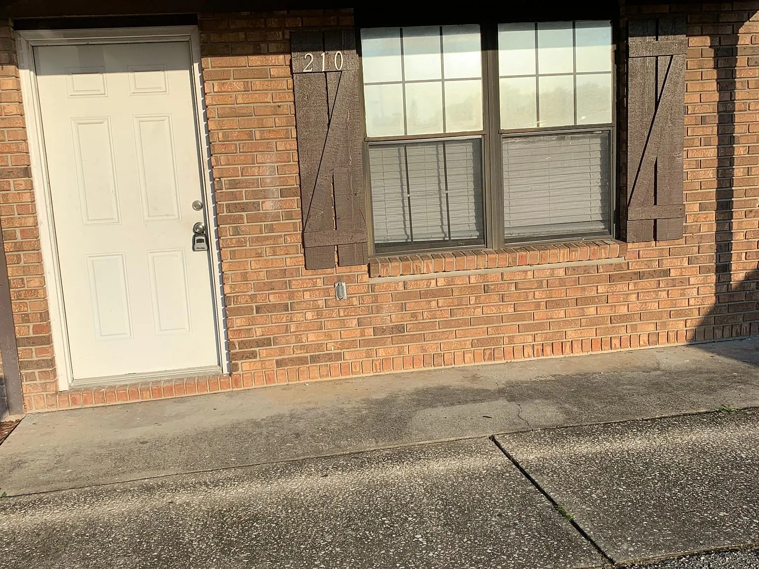 2 bed, 1.5 bath, 1000 sqft, $1,200 — Photo 1