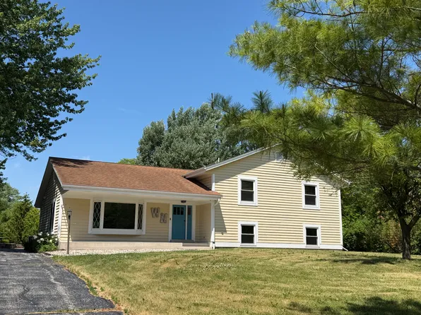 W176N8625 Sunset Ridge Dr, Menomonee Falls, WI 53051