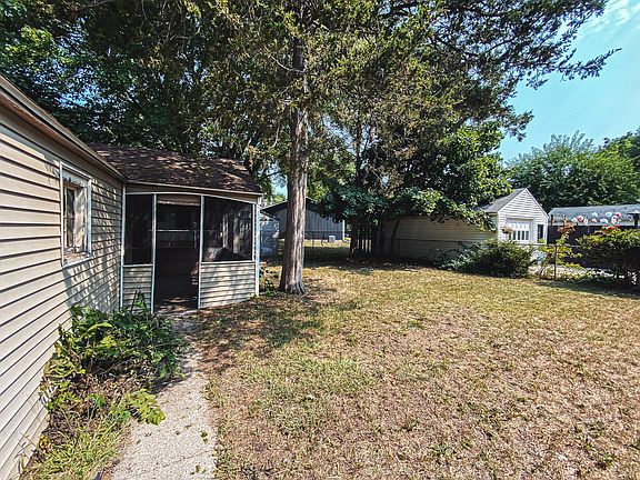 3rd image of 719 Mulford Dr SE